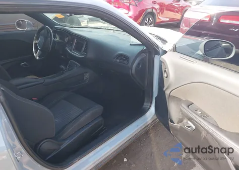 2022 Dodge Challenger Sxt z USA, uszkodzony, nr VIN 2C3CDZAG8NH137597